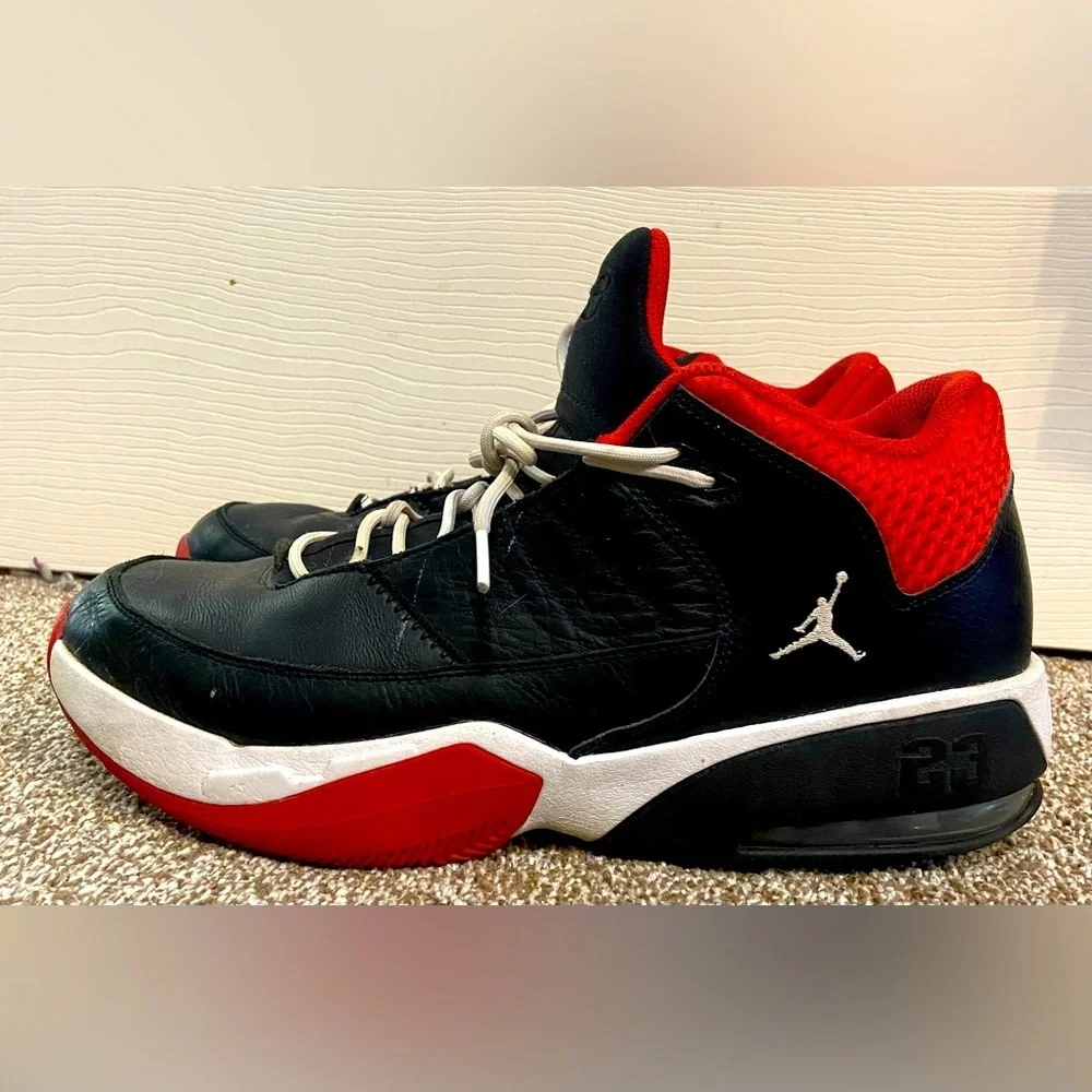 Jordan Max Aura 3 Bred Size 11.5 University Red Nike Air CZ4167-006